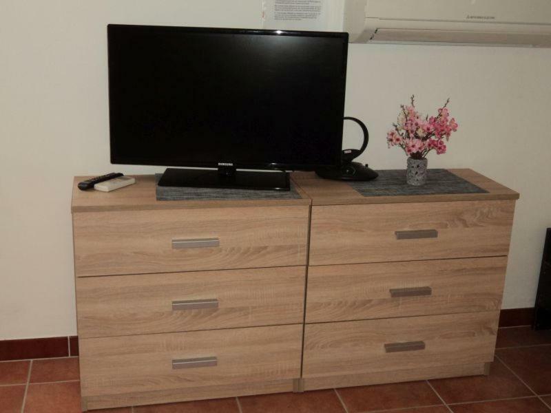 Studio Apartments Ana Rovigno Esterno foto